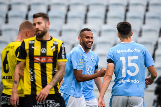 Malmö FFs Isaac Kiese Thelin jublar med lagkamrater