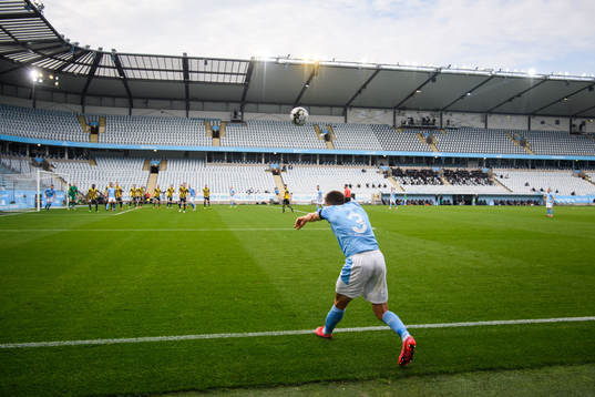 Malmö FFs Jonas Knudsen med ett inkast som leder till 1-0