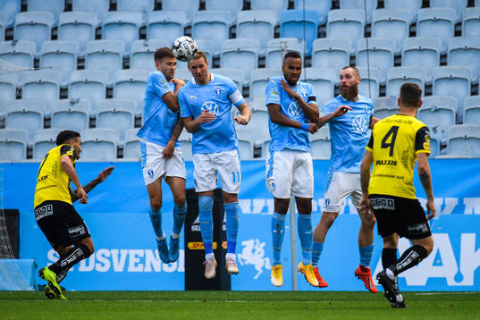 Häckens Joona Toivio med en frispark mot Malmö FFs Arnór