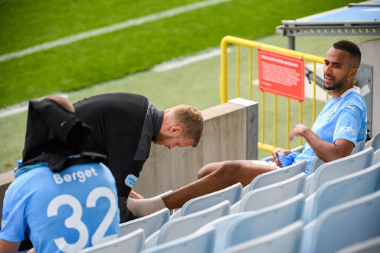 Malmö FFs Isaac Kiese Thelin får sin fot lindad