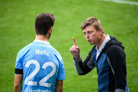 Malmö FFs tränare Jon Dahl Tomasson i samtal med Adi Nalic
