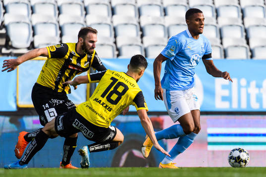 Malmö FFs Amin Sarr mot Häckens Oskar Sverrisson och