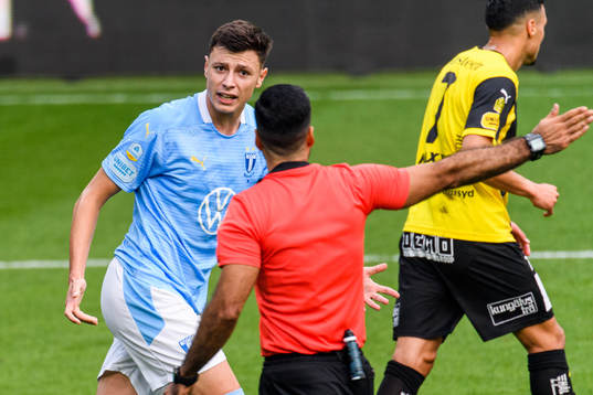 Malmö FFs Anel Ahmedhodzic i samtal med domare Mohammed