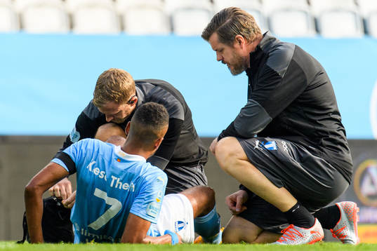 Malmö FFs Isaac Kiese Thelin har ont