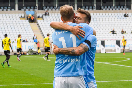 Malmö FFs Arnór Traustason kramar om Ola Toivonen