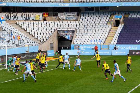 Malmö FFs Jonas Knudsen slår en hörna