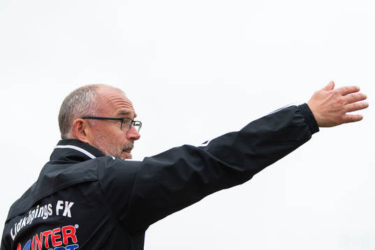 Lidköpings tränare Fredrik Bengtsson gestikulerar