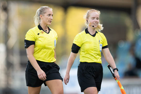 Domare Sandra Österberg och linjedomare Emelie Elfstrand