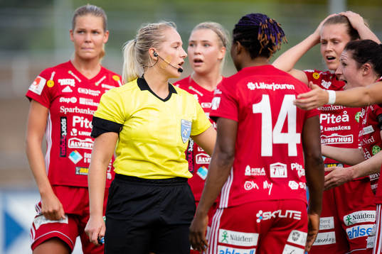 Domare Sandra Österberg pratar med Piteå spelare