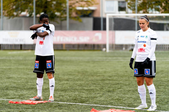 Mallbackens Sarah Michael och Felicia Edgren bär sorgeband