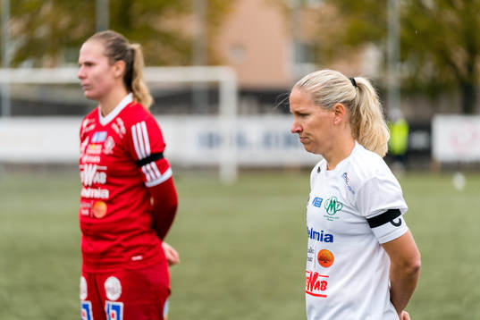 Mallbackens lagkapten Frida Broström bär sorgeband för