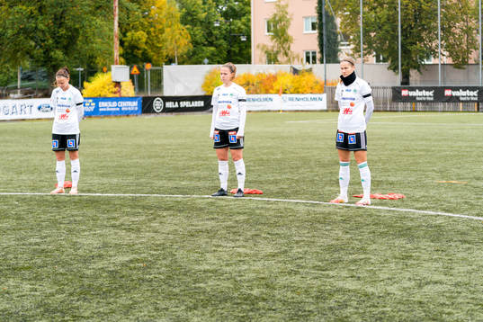 Spelarna i Mallbackens bär sorgeband för bortgångne