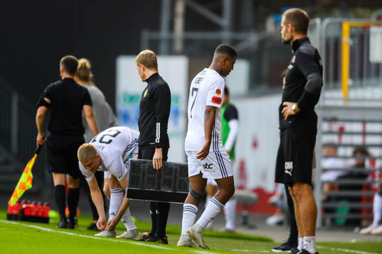 Östersunds Nebiyou Perry lämnar planen