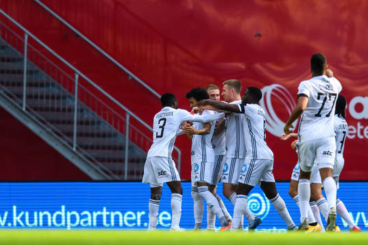 Östersunds Jerell Sellars jublar med lagkamrater