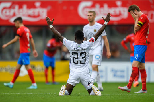 Östersunds Sam Mensiro jublar