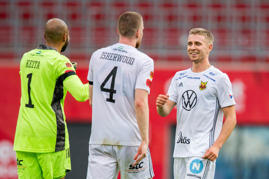 Östersunds Ludvig Fritzson jublar med målvakt Aly Keita