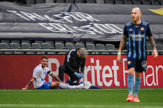 IFK Norrköpings Linus Wahlqvist har ont och får vård