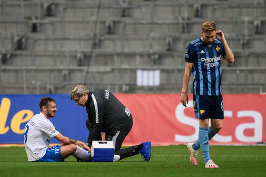IFK Norrköpings Linus Wahlqvist har ont och får vård