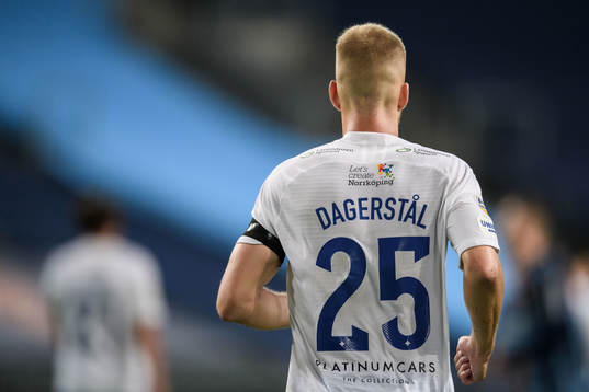 IFK Norrköpings Filip Dagerstål med ett sorgeband