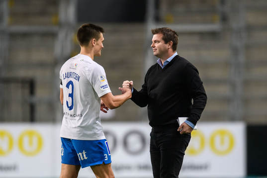 IFK Norrköpings Rasmus Lauritsen jublar med tränare Jens