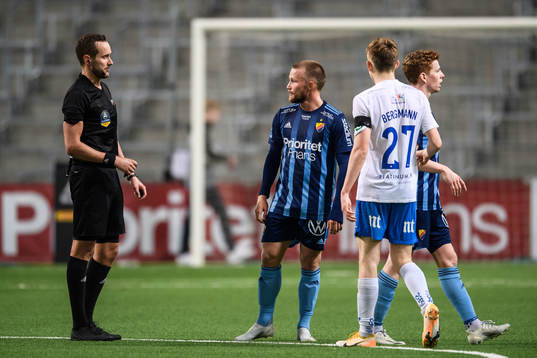 Djurgårdens Nicklas Bärkroth i samtal med domare Victor