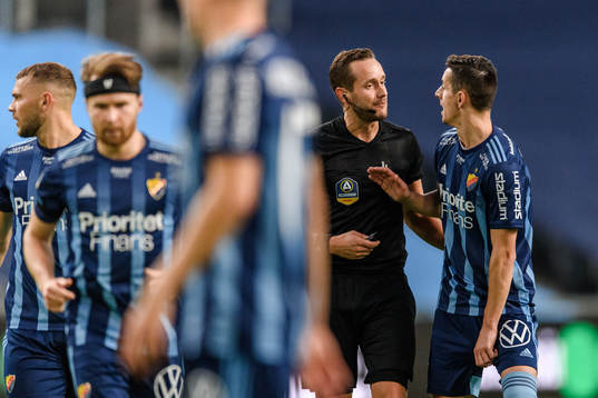 Djurgårdens Haris Radetinac i samtal med domare Victor Wolf