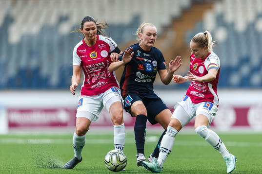 Uppsalas Nicole Odelberg Modin och Agnes Nyberg i en kamp