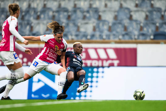 Linköpings Uchenna Grace Kanu fälls av Uppsalas Sofia
