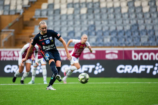 Linköpings Frida Leonhardsen Maanum skjuter en straff och