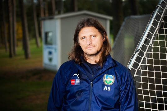 Tränare Agim Sopi innan en träning med Österlen FF