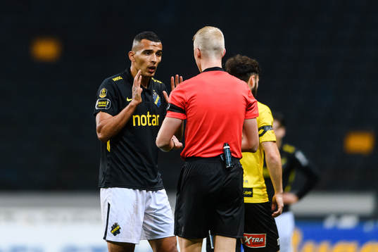 s Nabil Bahoui i samtal med domaren