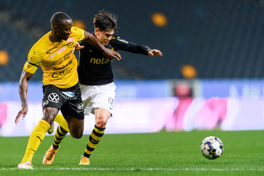 s Eric Kahl och Mjällbys Moses Ogbu