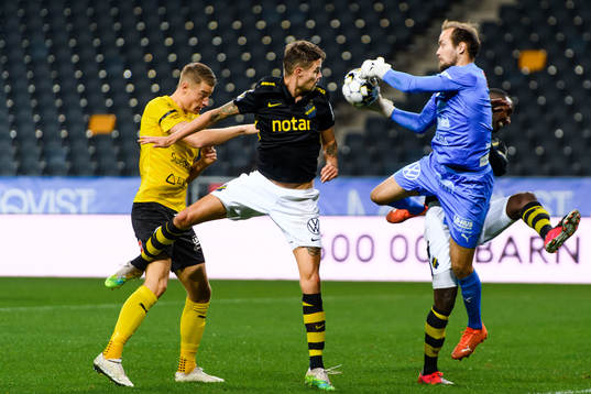 s Mikael Lustig och Mjällbys målvakt Carl-Johan Eriksson