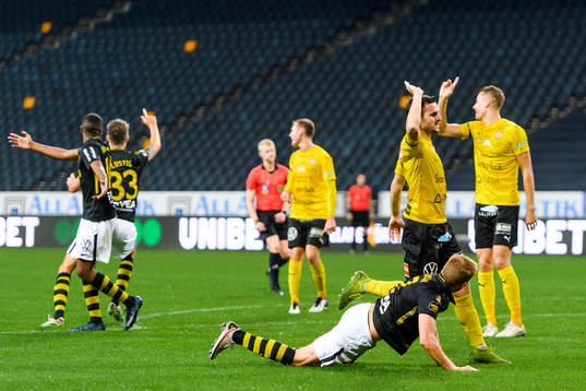 s Sebastian Larsson och Mjällbys Kadir Hodzic