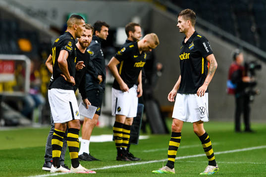 s tränare Bartosz Grzelak i samtal med Nabil Bahoui och