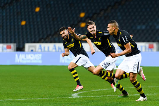 s Nabil Bahoui och Mikael Lustig jublar