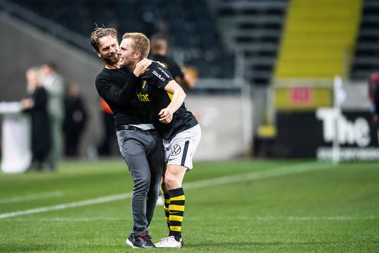 s tränare Bartosz Grzelak och Sebastian Larsson jublar