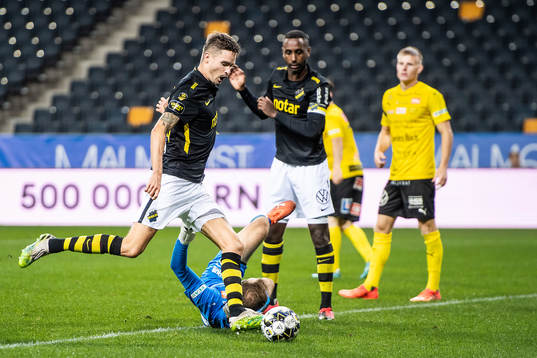 s Mikael Lustig och Mjällbys målvakt Carl-Johan Eriksson
