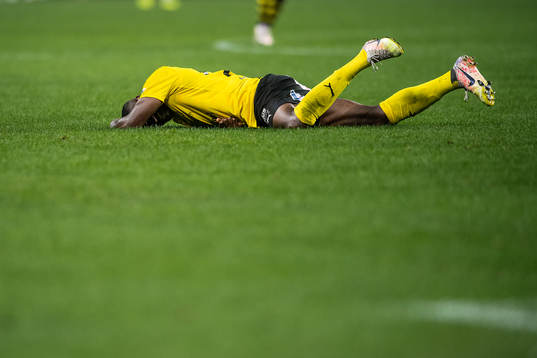Mjällbys Moses Ogbu har ont