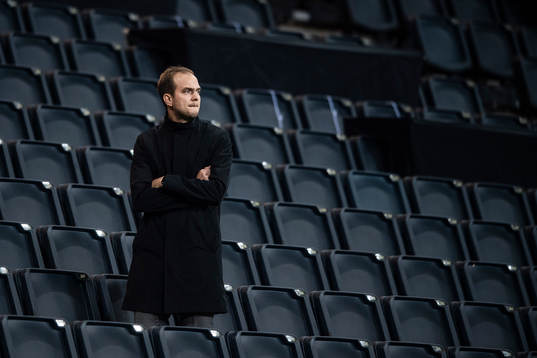 s sportchef Henrik Jurelius på läktaren