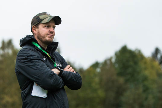 Tränare  Joel Sjöqvistunder en träning med division