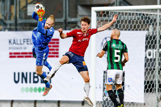 GAIS målvakt Mathias Karlsson och Örgrytes Anton Lans