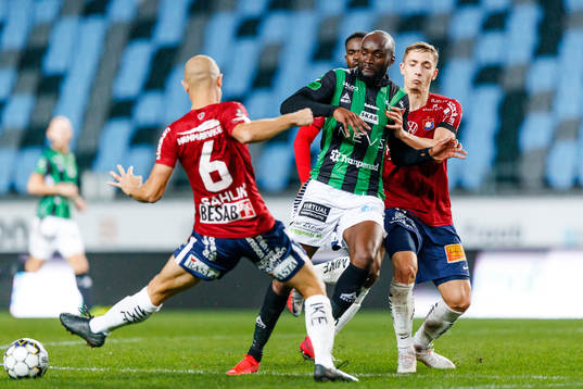 GAIS Boris Lumbana i en kamp mot Örgrytes Hannes Sahlin