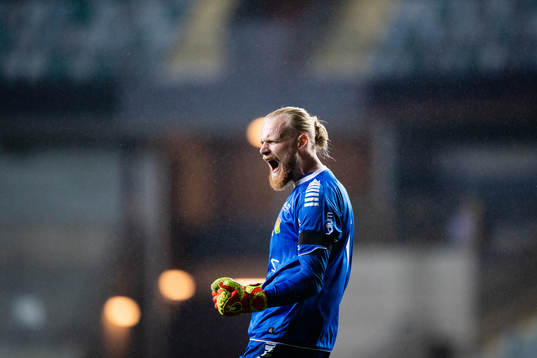 GAIS målvakt Mathias Karlsson jublar