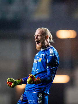 GAIS målvakt Mathias Karlsson jublar