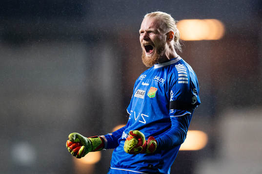 GAIS målvakt Mathias Karlsson jublar