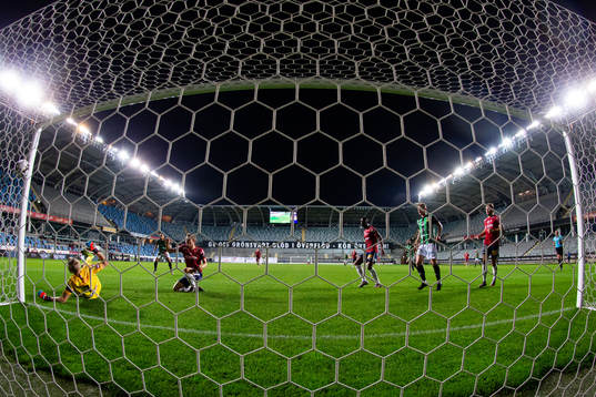 GAIS Richard Yarsuvat skjuter 1-0 bakom Örgrytes målvakt