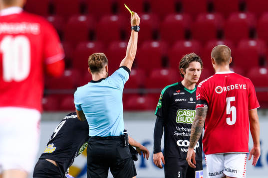 Kalmars Douglas Bergqvist får en varning
