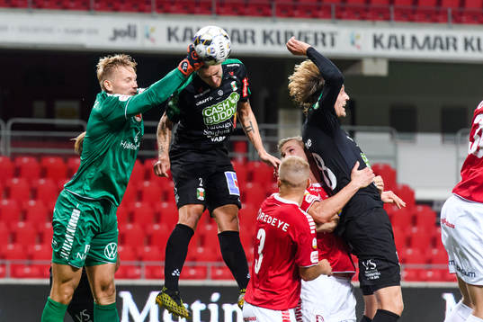 Kalmars målvakt Ole Söderberg och Varbergs Jon Birkfeldt