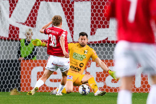 Kalmars Isak Magnusson och Varbergs målvakt Stojan Lukic